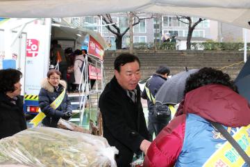 재부향우회 상주 우수농특산품 직판행사 격려