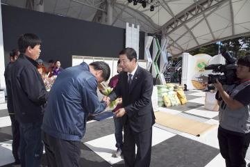 으뜸농산물품평회 및 추수감사제 참석